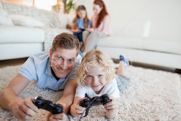 Père en fils salon jouer jeux vidéo ensemble heureux [[stock_photo]] © wavebreak_media