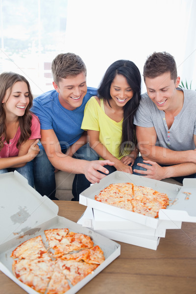 [[stock_photo]]: Groupe · amis · pizza · une · Guy · sur