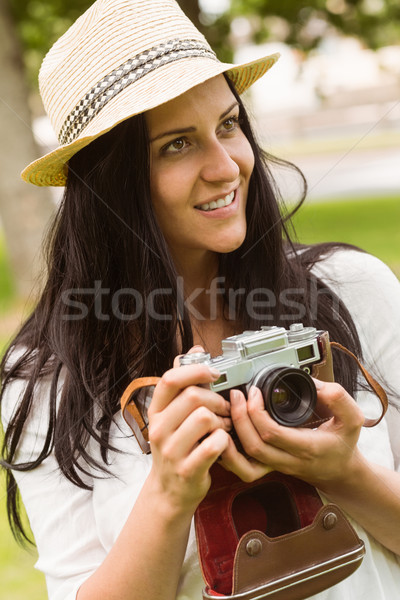 Fericit bruneta palarie de paie retro aparat foto Imagine de stoc © wavebreak_media