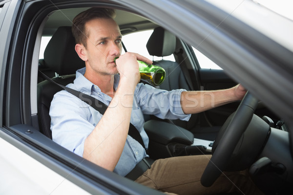 Foto stock: Homem · potável · cerveja · condução · carro · garrafa