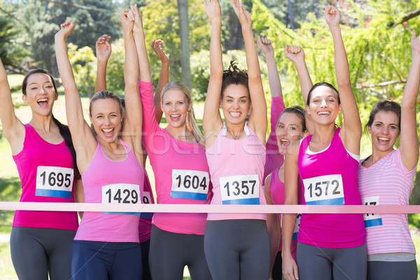 Foto stock: Sorridente · mulheres · corrida · câncer · de · mama · consciência