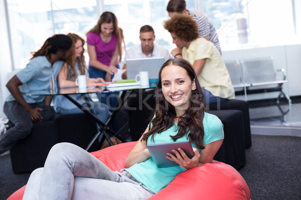 студент цифровой таблетка друзей улыбаясь женщины Сток-фото © wavebreak_media