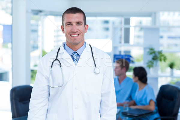 [[stock_photo]]: élégant · souriant · médecin · regarder · caméra · médicaux