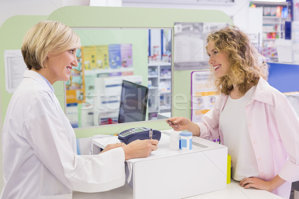 Farmaceuta piśmie recepta klienta apteki medycznych Zdjęcia stock © wavebreak_media