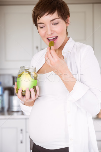 Foto stock: Mulher · grávida · alimentação · jarra · picles · casa · cozinha