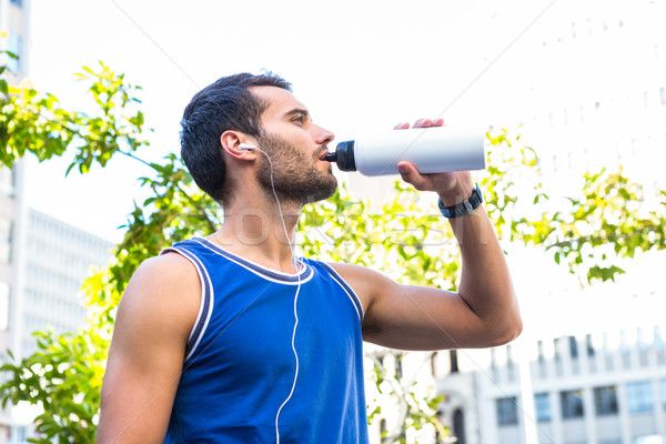 élégant athlète potable sur bouteille ville [[stock_photo]] © wavebreak_media