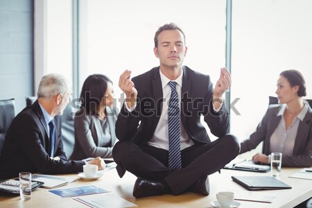商人 沉思 會議室 坐在 表 女子 商業照片 © wavebreak_media