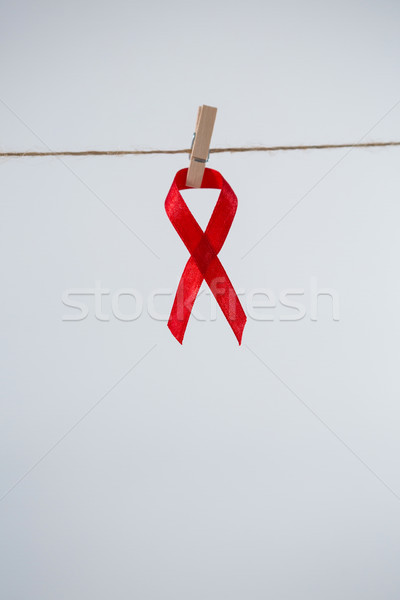 Roşu SIDA constientizare panglică agatat Imagine de stoc © wavebreak_media