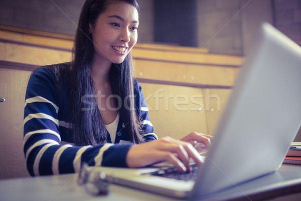 Mosolyog diák laptopot használ egyetem boldog technológia Stock fotó © wavebreak_media