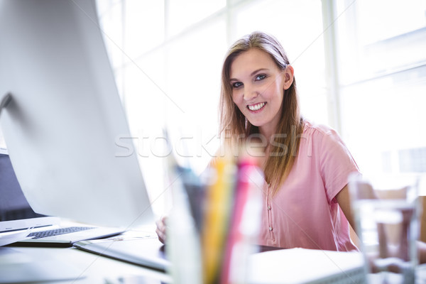 Porträt Grafik Designer arbeiten Schreibtisch lächelnd Stock foto © wavebreak_media