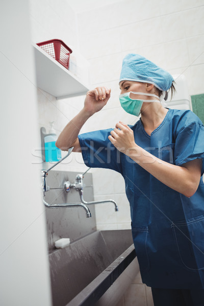 Stockfoto: Vrouwelijke · chirurg · wassen · handen · operatie · corrigeren