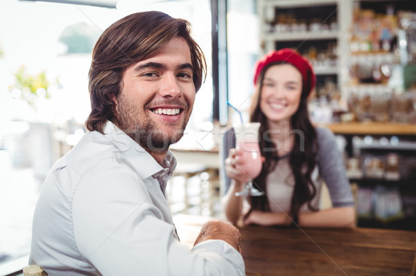 Portret om şedinţei cafenea zâmbitor fericit Imagine de stoc © wavebreak_media