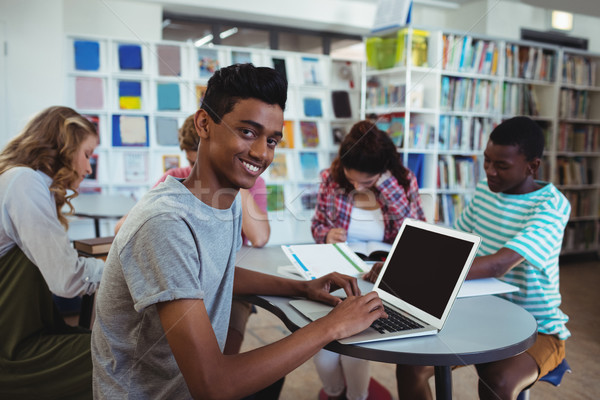 笑みを浮かべて 男子生徒 ラップトップを使用して クラスメート 勉強 学校 ストックフォト © wavebreak_media