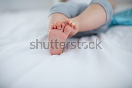Közelkép kislány megnyugtató ágy hálószoba lány Stock fotó © wavebreak_media