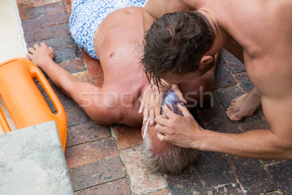 Rettungsschwimmer helfen bewusstlos Senior Mann arbeiten Stock foto © wavebreak_media