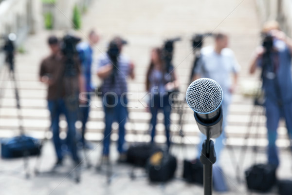 ştiri conferinţă microfon concentra neclara aparat foto Imagine de stoc © wellphoto