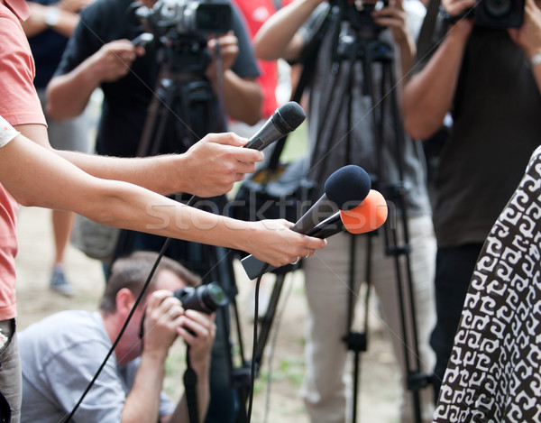 Stock fotó: Média · interjú · újságíró · kéz · tart · mikrofon