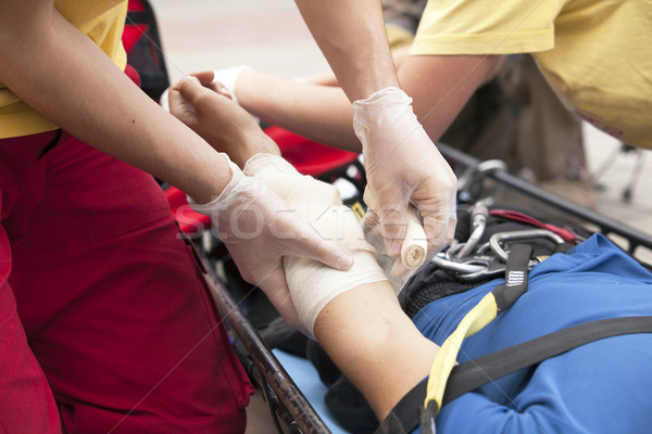Prim ajutor pregătire bandaj mână Imagine de stoc © wellphoto
