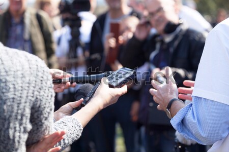 Televizor interviu mass-media om de afaceri politician mână Imagine de stoc © wellphoto
