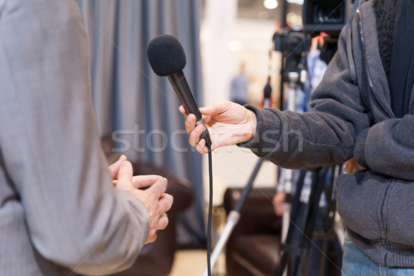 Tv entrevista los medios de comunicación mano televisión periódico Foto stock © wellphoto