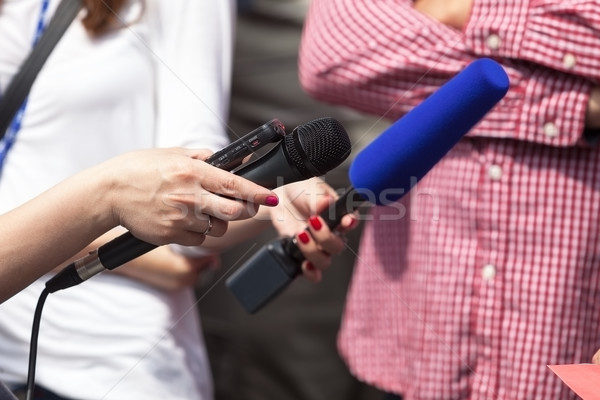 Mass-media interviu apăsaţi mână televiziune microfon Imagine de stoc © wellphoto