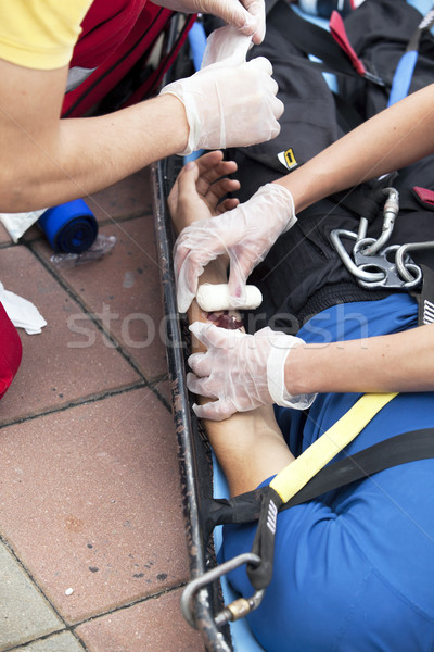 Eerste hulp opleiding zwachtel gewond hand Stockfoto © wellphoto