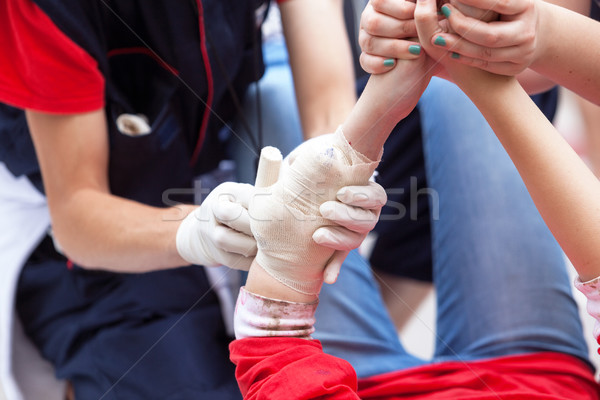 Mână prim ajutor pregătire ranire paramedic acţiune Imagine de stoc © wellphoto