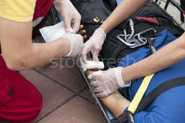Imagine de stoc: Prim · ajutor · pregătire · bandaj · mână