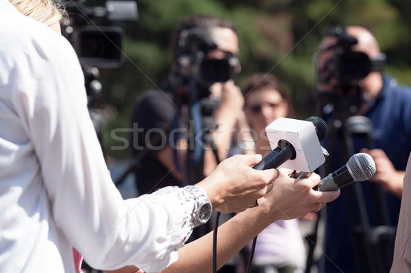 Televizor interviu ştiri conferinţă mass-media conferinta de presa Imagine de stoc © wellphoto