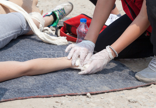 Paramédicaux aider blessés personne accident main [[stock_photo]] © wellphoto
