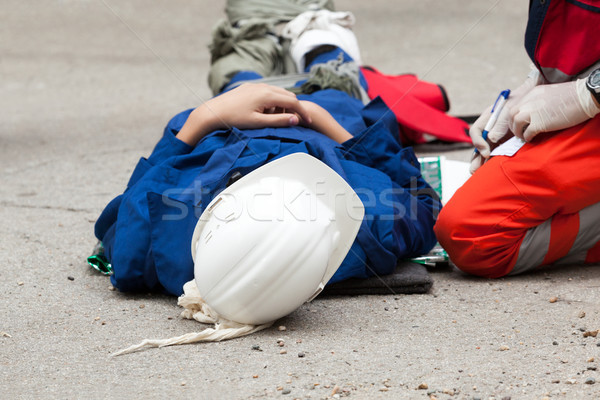 Muncă accident prim ajutor pregătire la locul de muncă sănătate Imagine de stoc © wellphoto