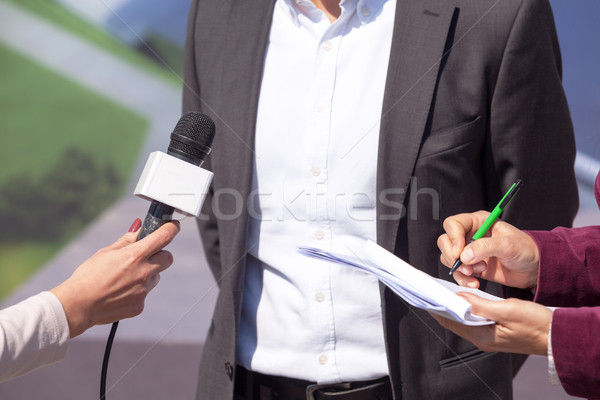 Medien Interview drücken halten Mikrofon schriftlich Stock foto © wellphoto