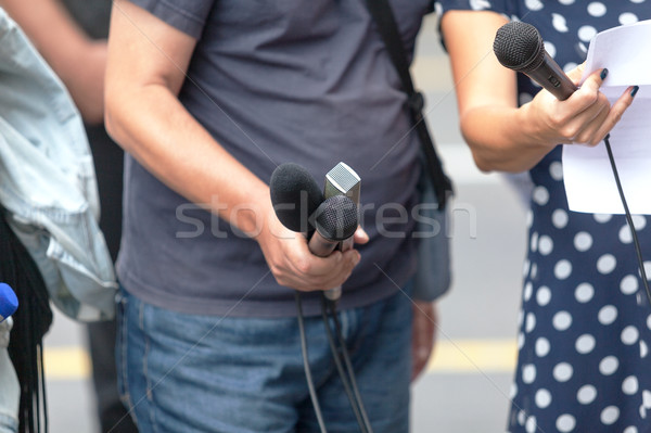 Reporter ştiri conferinţă ziaristica ziarist mass-media Imagine de stoc © wellphoto