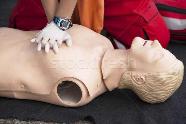 Prim ajutor pregătire paramedic masaj pasă Imagine de stoc © wellphoto
