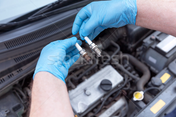 Iskra wtyczkę starych nowego mechanik samochodowy Zdjęcia stock © wellphoto