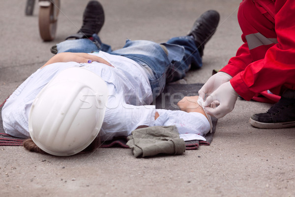 Muncă accident prim ajutor pregătire la locul de muncă paramedic Imagine de stoc © wellphoto