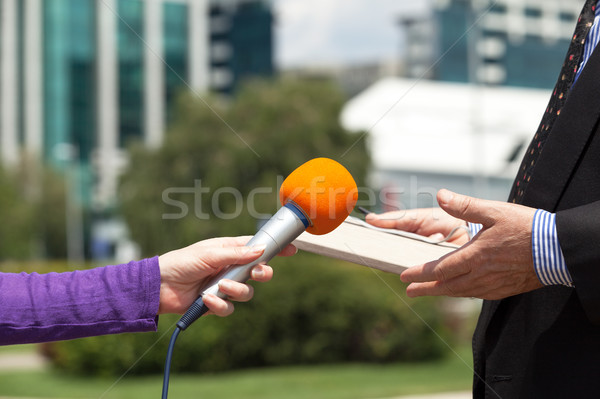 Los medios de comunicación entrevista femenino reportero periodista Foto stock © wellphoto