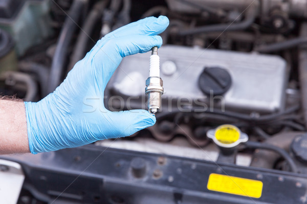 Funke Plug Automechaniker tragen Arbeit Handschuh Stock foto © wellphoto