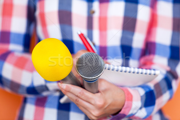 Reporter ştiri conferinţă apăsaţi interviu microfon Imagine de stoc © wellphoto
