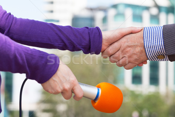 Geschäftsmann weiblichen Berichterstatter Händeschütteln Medien Stock foto © wellphoto