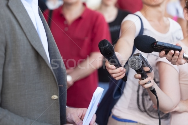 Mídia entrevista difundir jornalismo jornalista Foto stock © wellphoto