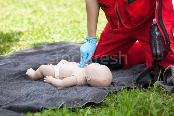 Prim ajutor copil pregătire iarbă Imagine de stoc © wellphoto