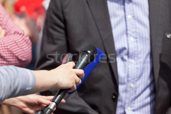 Los medios de comunicación entrevista prensa mano televisión micrófono Foto stock © wellphoto