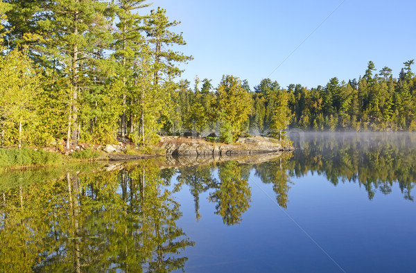 Névoa reflexões de manhã cedo lago fronteira azul Foto stock © wildnerdpix