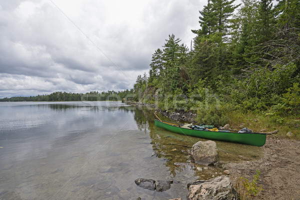 Canoe gata cap afara lac Imagine de stoc © wildnerdpix