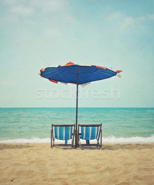 Foto stock: Praia · estilo · retro · cadeiras · guarda-chuva · céu · água