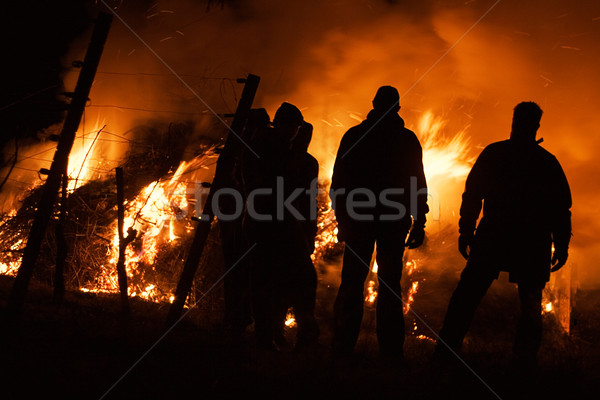 Emberek néz tűz természet férfiak éjszaka Stock fotó © winterling