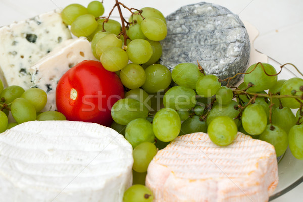 Brânză alb struguri tomate placă mic dejun Imagine de stoc © wjarek
