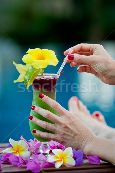 Tropicales vacaciones cóctel servido piscina Foto stock © wollertz