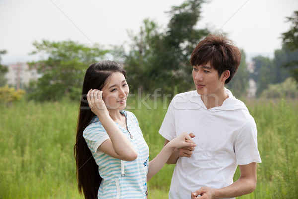 Tineri îndrăgostiţi asiatic cuplu joc în aer liber Imagine de stoc © wxin